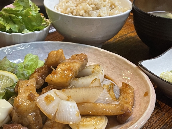 新玉ねぎと豚バラ肉の生姜焼き定食