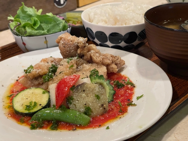 ペッパーフライドチキン定食〜彩り野菜とトマトソース〜