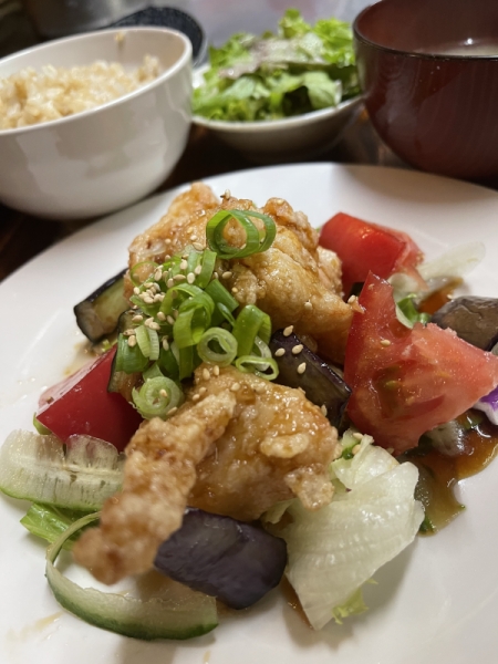 トマトと茄子の黒酢油淋鶏定食