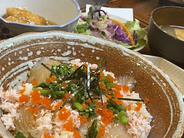 海の幸と菜の花のちらし寿司と若鶏の揚げびたし