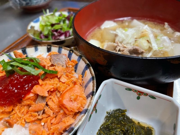 ほぐし秋鮭ごはんと芋の子汁定食