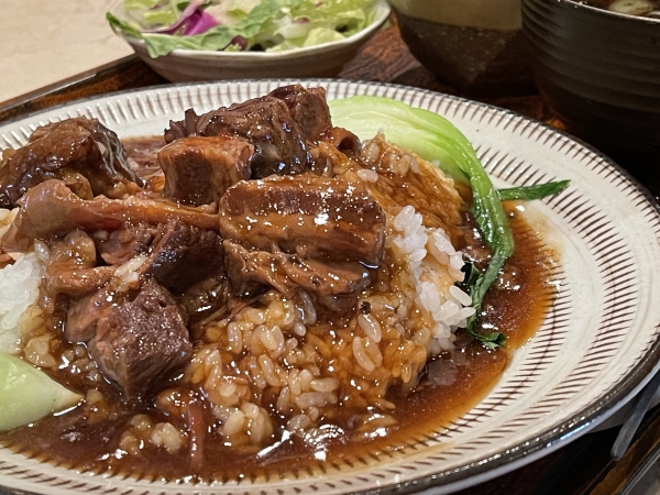 牛バラ肉の煮込み餡かけ飯