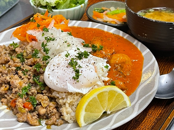 バターチキンカレーとガパオライスの合い盛り定食