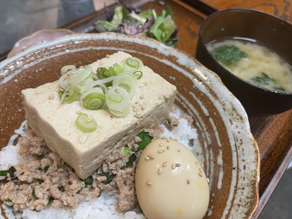 にら肉そぼろと漬け豆腐めし〜味玉添え〜